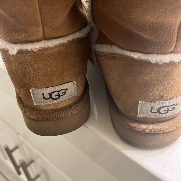 Uggs love these fur details - Picture 2 of 4